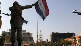 Soldat égyptien au dessus d'un véhicule militaire sur la Place Tahrir, au Caire. Les forces armées égyptiennes ont demandé mercredi aux manifestants de mettre fin à leurs actions, affirmant que leur message avait été entendu et qu'il fallait désormais pen