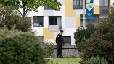 Un gendarme sécurise le périmètre où est organisée la reconstitution de la scène de la mort de Nahel, à Nanterre, dans les Hauts-de-Seine, le 5 mai 2024.