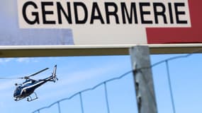 Un hélicoptère survole le village du Lardin-Saint-Lazare, dimanche 30 mai 2021, après plusieurs heures de traque d'un forcené lourdement armé