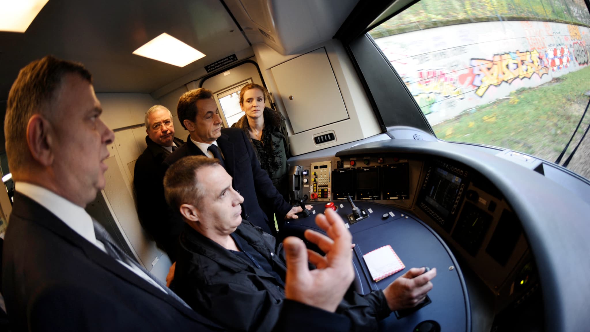 Nicolas Sarkozy le 5 décembre 2011 en visite dans le poste de pilotage du RER A à l'occasion d'une commande de nouvelles rames des trains régionaux franciliens. Nicolas Sarkozy le 5 décembre 2011 en visite dans le poste de pilotage du RER A à l'occasion d'une commande de nouvelles rames des trains régionaux franciliens.