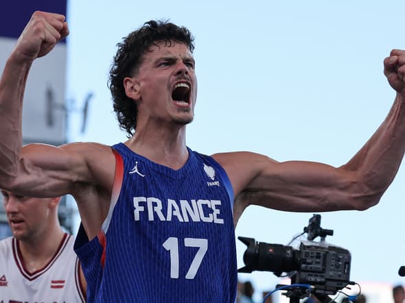 Jules Rambaut avec l'équipe de France de basket 3x3 le 5 août 2024