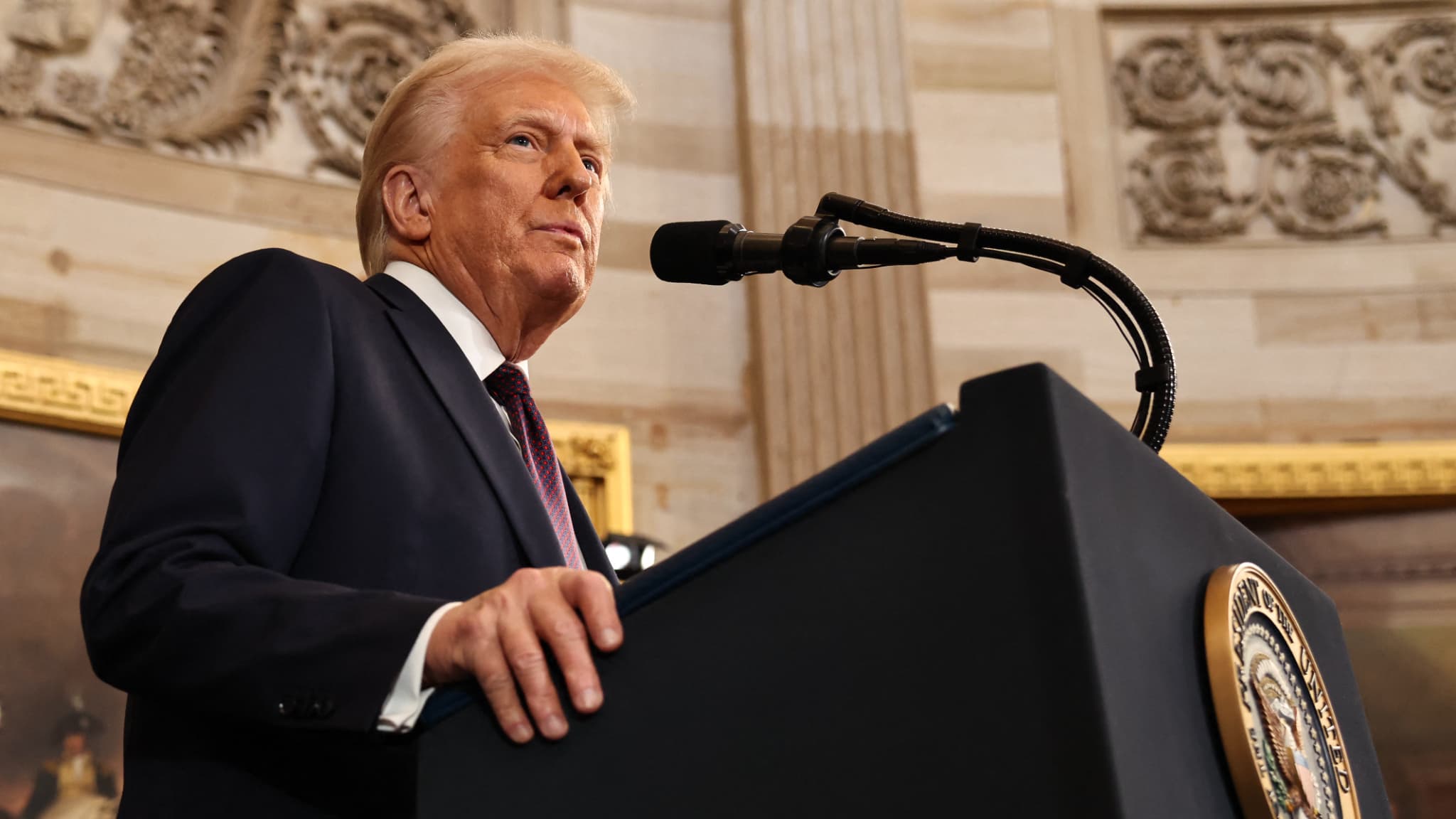 Le président américain Donald Trump s'exprime lors des cérémonies d'investiture dans la rotonde du Capitole américain le 20 janvier 2025 à Washington, DC. Le président américain Donald Trump s'exprime lors des cérémonies d'investiture dans la rotonde du Capitole américain le 20 janvier 2025 à Washington, DC.