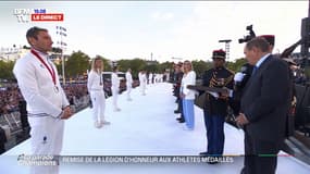 Parade des JO: les athlètes décorés des insignes de chevalier de l'Ordre National du Mérite