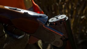 Un chasseur chargeant son fusil près de Neuillé-Pont-Pierre, en Indre-et-Loire, le 18 septembre 2022. (photo d'illustration)