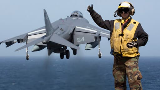 AV-8B Harrier décollant depuis  ship USS Kearsarge, basé en mer méditerranée, en mars 2013.