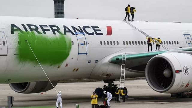 Des militants Greenpeace repeignent en vert un avion à Roissy, le ministre des Transports les menace de poursuites