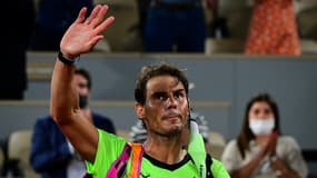 L'Espagnol Rafael Nadal salue les supporters après sa défaite face au Serbe Novak Djokovic, lors de leur demi-finale du tournoi de Roland-Garros, le 11 juin 2021 à Paris