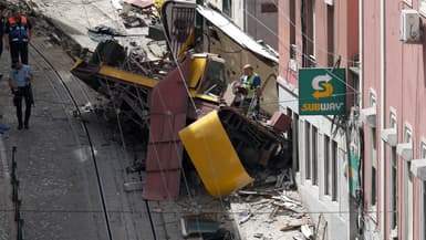 Des policiers et des agents de la protection civile interviennent sur le site de l'accident du funiculaire Gloria qui a fait 16 morts à Lisbonne, le 4 septembre 2025. 