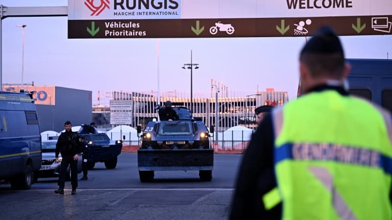 Des véhicules blindés de la gendarmerie devant le marché de Rungis, le 28 janvier 2024 Des véhicules blindés de la gendarmerie devant le marché de Rungis, le 28 janvier 2024