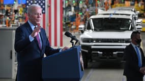 Joe Biden mi novembre lors d'une visite dans une usine GM à Détroit dédiée à la voiture électrique.