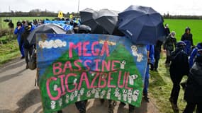 Des manifestants pour protester contre la construction d'une nouvelle réserve d'eau pour l'irrigation agricole, à Sainte-Soline, le 25 mars 2023. 