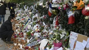 Des hommages anonymes aux victimes des attentats du 13 novembre déposés à proximité du Bataclan, à Paris. 