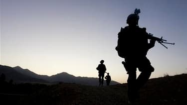 Patrouille conjointe de militaires français (à droite), afghans et américains dans le centre de l'Afghanistan. Nicolas Sarkozy a réaffirmé l'engagement de la France en Afghanistan, dans un hommage rendu à deux militaires du régiment de Fréjus tués lundi d