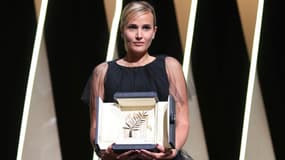 La réalisatrice Julia Ducournau récompensée par la Palme d'or pour son film "Titane", le 17 juillet 2021 au Festival de Cannes