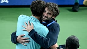 Arthur Rinderknech (de dos) et son cousin Valentin Vacherot le 11 octobre 2025 au Masters 1000 de Shanghaï