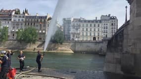 Ces pompiers ont une solution très efficace pour rafraîchir les passants en pleine canicule