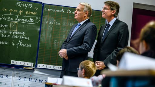 Jean-Marc Ayrault et Vincent Peillon le 15 novembre à l'école Danielle Gouze-Mitterrand de Cluny.