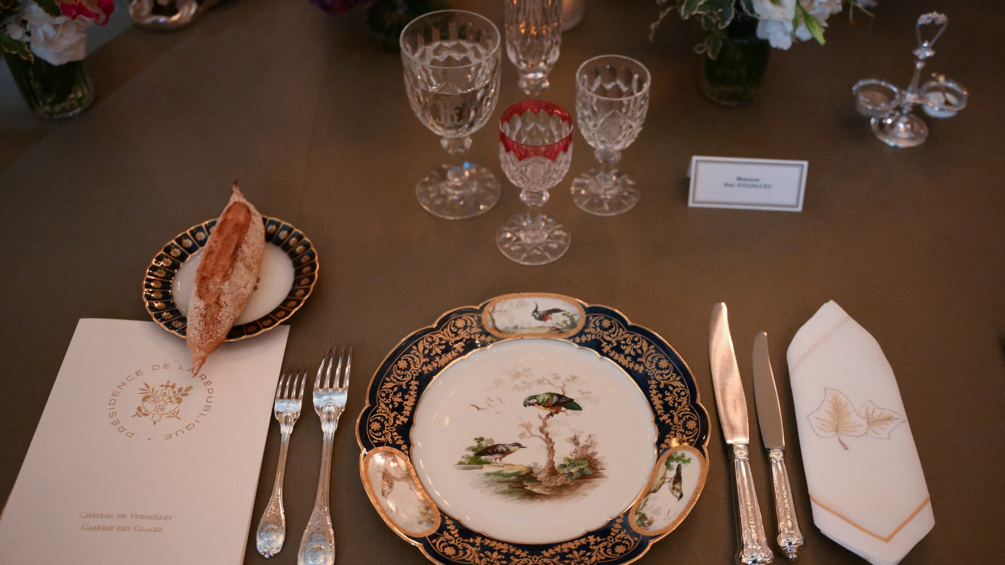 Le service en porcelaine utilisé pour le dîner d'Etat du 20 septembre 2023 en l'honneur de Charles III Le service en porcelaine utilisé pour le dîner d'Etat du 20 septembre 2023 en l'honneur de Charles III