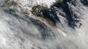 Image satellite du volcan islandais Eyjafjoll. La zone affectée par le nuage de cendres dû à l'éruption du volcan devrait s'étendre ce samedi au Portugal et peut-être sur les régions de Barcelone et Marseille, rapporte l'agence européenne du trafic aérien