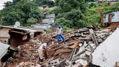 Des habitants constatent les dégâts à Durban (Afrique du Sud) après des inondations historiques