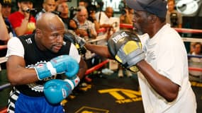 Floyd Mayweather, à gauche, avec son oncle Roger, à Las Vegas le 2 septembre 2014