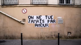 Un collage dans le 11e arrondissement de Paris, avec le message "on ne tue jamais par amour", dénonce les féminicides et rend hommage aux victimes de la violence machiste, le 22 novembre 2019.