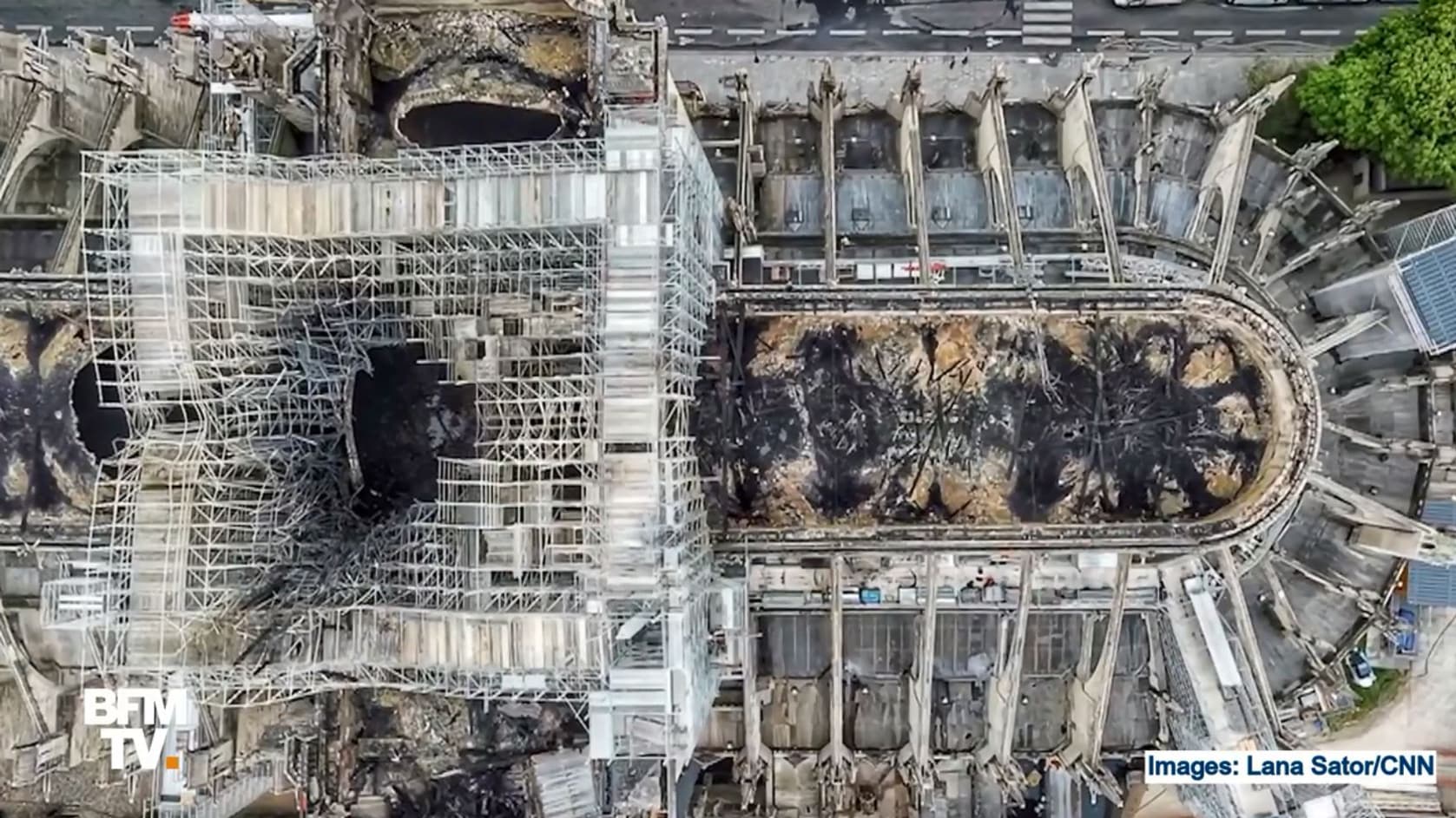 Le trou béant au milieu du toit de la cathédrale Notre-Dame de Paris.