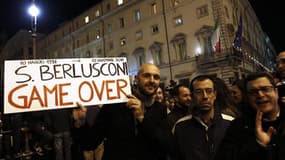 Une foule s'est rassemblée samedi en fin d'après-midi dans le centre de Rome pour célébrer le départ annoncé du président du Conseil Silvio Berlusconi. /Photo prise le 12 novembre 2011/REUTERS/Tony Gentile