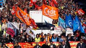 Cortège à Marseille. Les syndicats estiment que cette sixième journée de grèves et de manifestations, jugée équivalente au précédent record du 12 octobre, avec 3,5 millions de personnes selon la CGT, doit inciter l'exécutif à ouvrir des négociations pour