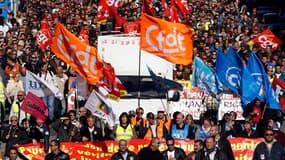 Cortège à Marseille. Les syndicats estiment que cette sixième journée de grèves et de manifestations, jugée équivalente au précédent record du 12 octobre, avec 3,5 millions de personnes selon la CGT, doit inciter l'exécutif à ouvrir des négociations pour