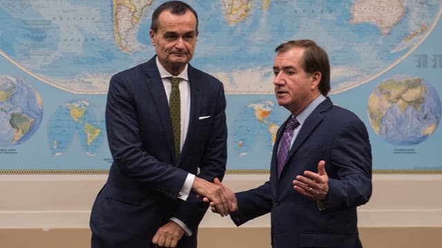 Gerard Araud (g), rencontre le chef du comité des Affaires étrangères de la Chambre des représentants, Ed Royce, au Capitole, le 7 décembre 2015.