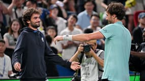 Arthur Rinderknech et Valentin Vacherot se congratulent après la victoire du Français face à Daniil Medvedev, le 11 octobre 2025.