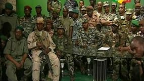 Allocution des militaires maliens rebelles à la télévision nationale. La France a annoncé jeudi qu'elle suspendait ses principales coopérations avec le Mali, après une mutinerie militaire qui tourne au coup d'Etat dans ce pays africain./Image diffusée le