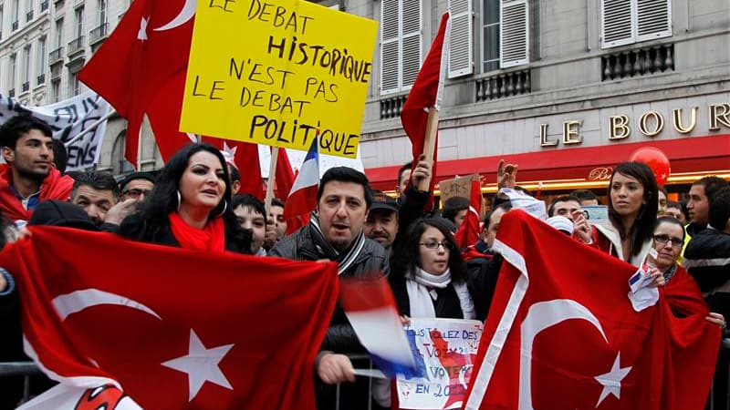Des milliers de personnes manifestent devant l'Assemblée nationale contre la proposition de loi condamnant la négation des génocides, qui sera examinée dans la journée par les députés français et provoque la colère des autorités turques. /Photo prise le 2