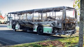 La carcasse du bus calciné, à Etagnac en Charente.