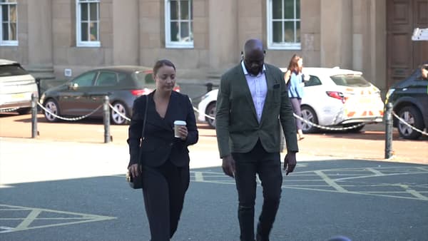 Louis Saha Matturie arrive au tribunal de Chester le 10août 2022