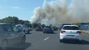 Le feu se propage des deux côtés de l'A7.
