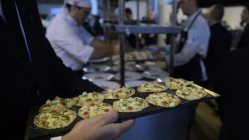 Un plat préparé par les frères Roca est servi dans un restaurant de Buenos Aires, le 6 août 2015 dans le cadre de leur périple culinaire a travers le monde