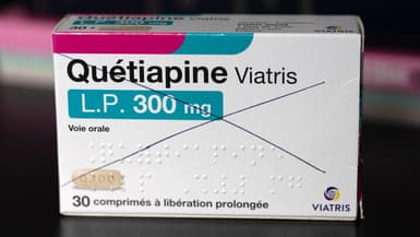 Une boîte de quétiapine, marquée d'une croix indiquant qu'elle a déjà été ouverte et que les comprimés sont distribués à l'unité selon les besoins de chaque patient, dans une pharmacie de Quimper, en Bretagne, le 27 mars 2025 (photo d'illustration).