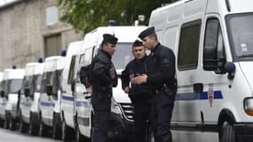 Des policiers pendant l'évacuation d'un camp de roms de la Courneuve le 27 août 2015