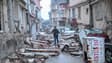 Un homme au milieu des décombres d'une rue d'Hatay, en Turquie, le 7 février 2023