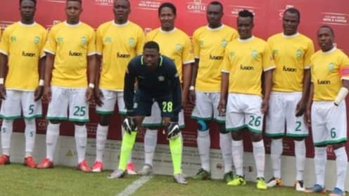 Tout à droite, Hardlife Zvirekwi, international zimbabwéen et capitaine des CAPS United.