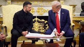 Le président ukrainien Volodymyr Zelensky rencontre le président américain Donald Trump à Washington D.C., aux États-Unis, le 18 août 2025.