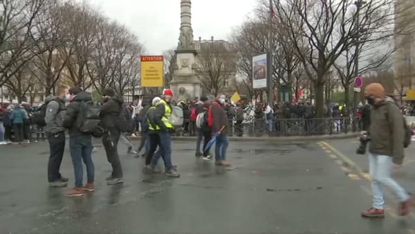 Les premiers manifestants arrivent place du Châtelet à Paris, le 12 décembre 2020
