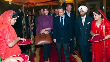 Au deuxième jour d'une visite en Inde dominée par la coopération dans le nucléaire civil, Nicolas Sarkozy s'est offert une escapade touristique avec son épouse Carla, ici au Taj Mahal. La première dame française partage les gros titres des journaux domini