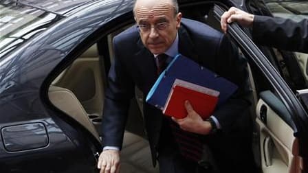 Le ministre des Affaires étrangères, Alain Juppé, a déploré l'absence d'intervention militaire du G8 en Libye qui permet au régime Kadhafi de se renforcer. /Photo prise le 10 mars 2011/REUTERS/François Lenoir