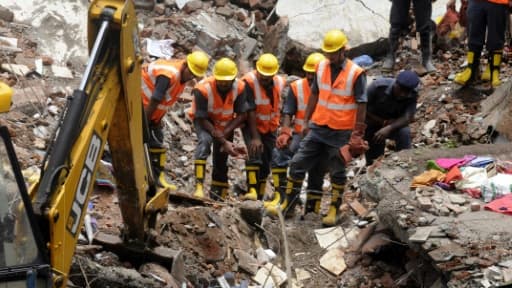 Des équipes de secours après l'effondrement d'un bâtiment à Bombay, le 7 août 2016 en Inde