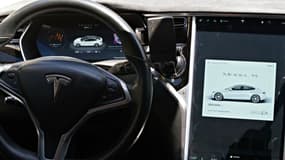 L'écran central de la Tesla Model S (ILLUSTRATION)