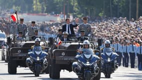 Emmanuel Macron remonte l'avenue Foch pour le défilé militaire du 14 juillet 2024