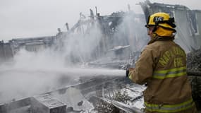 Un pompier tente d'éteindre un incendie qui s'est déclaré après le séisme, dans la Napa Valley, dimanche.